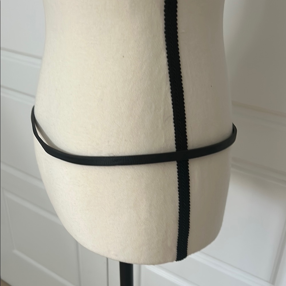 Sleek Black and Gold Minimalist Leather Belt Accessory - Picture 4 of 6